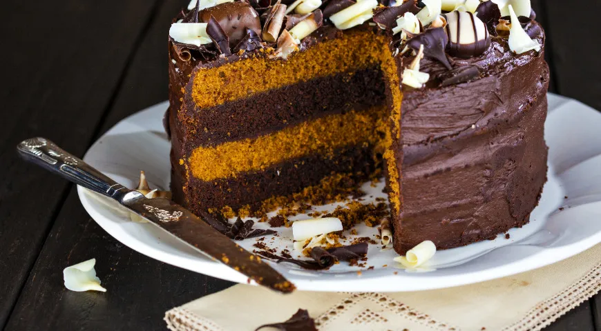 Чтобы верхний слой торта было легче срезать ровно, ненадолго заморозьте его.