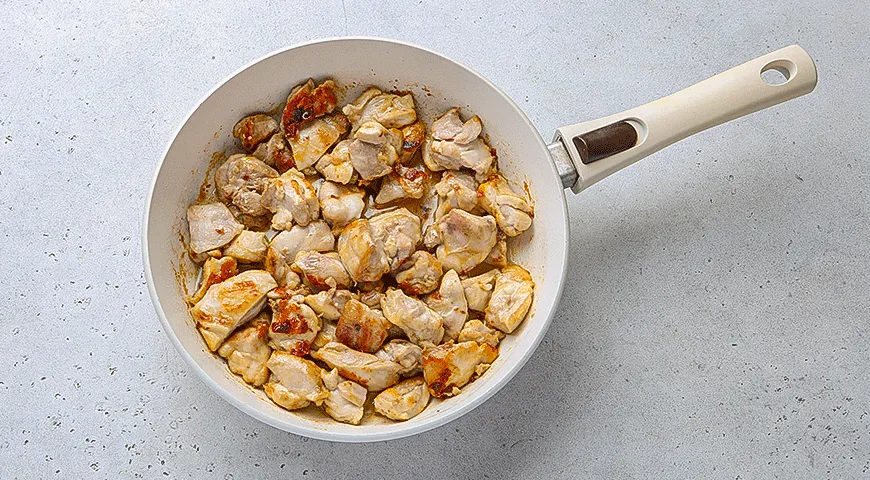 Сливочное рагу из курицы с овощами