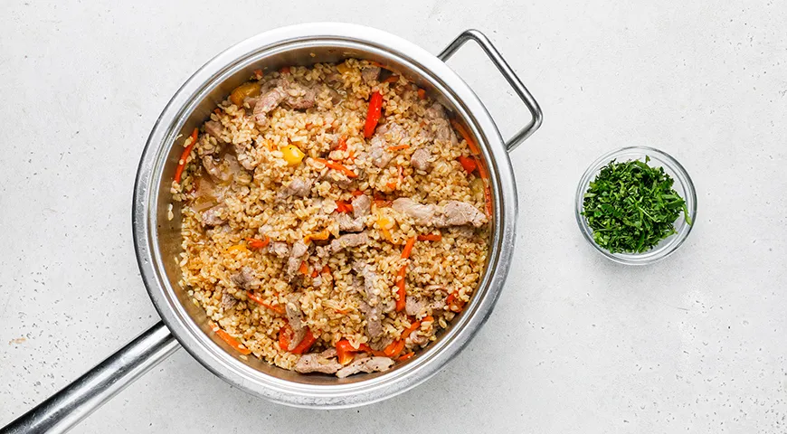 Булгур со свининой и овощами на сковороде