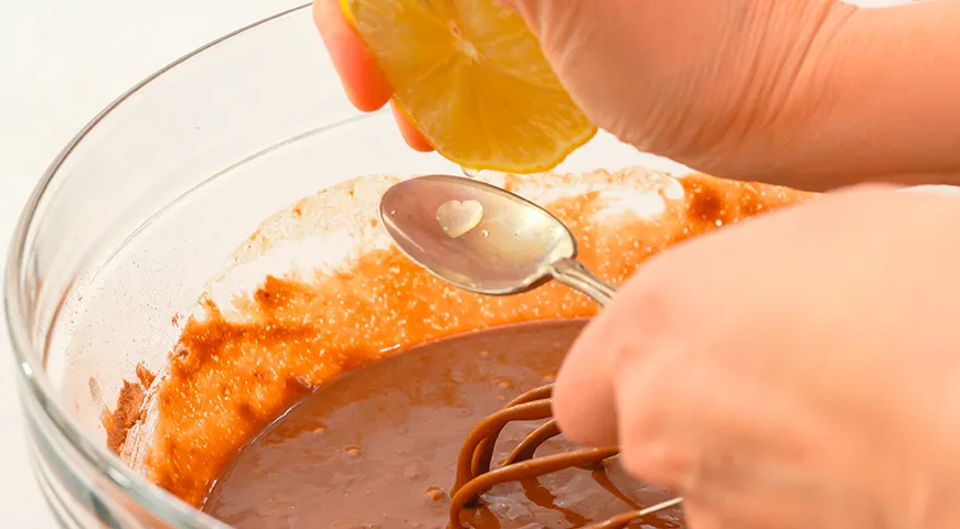 Если используете пресные продукты (сливки, маскарпоне, кокосовые сливки), добавьте 1 ч. л. лимонного сока — это активирует соду, и тесто поднимется