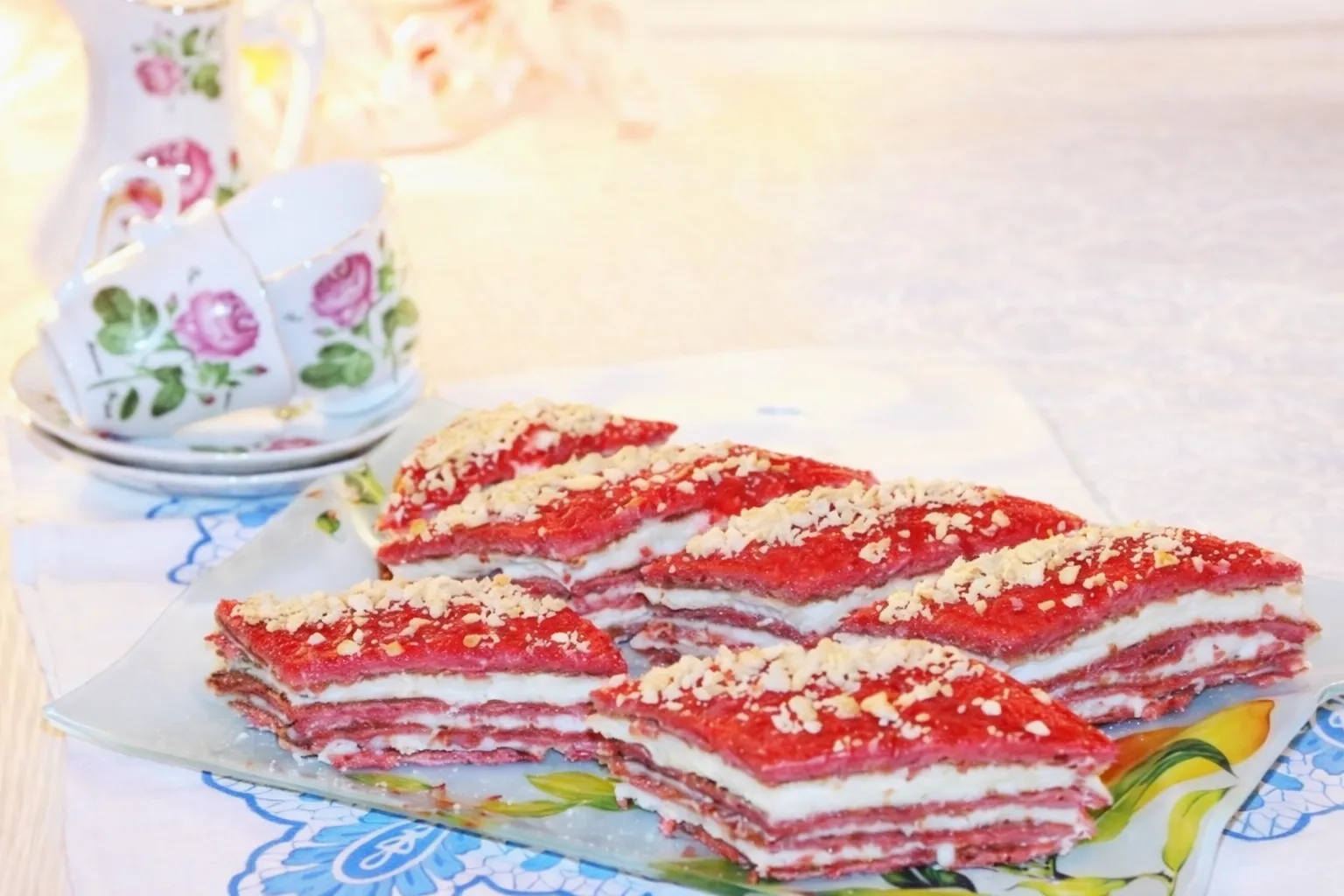 Пирожное с орехами и кремовой начинкой