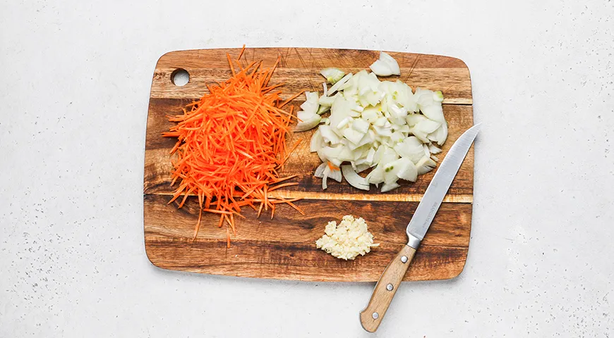 Гречка с тушёнкой и томатной пастой (на сковороде)