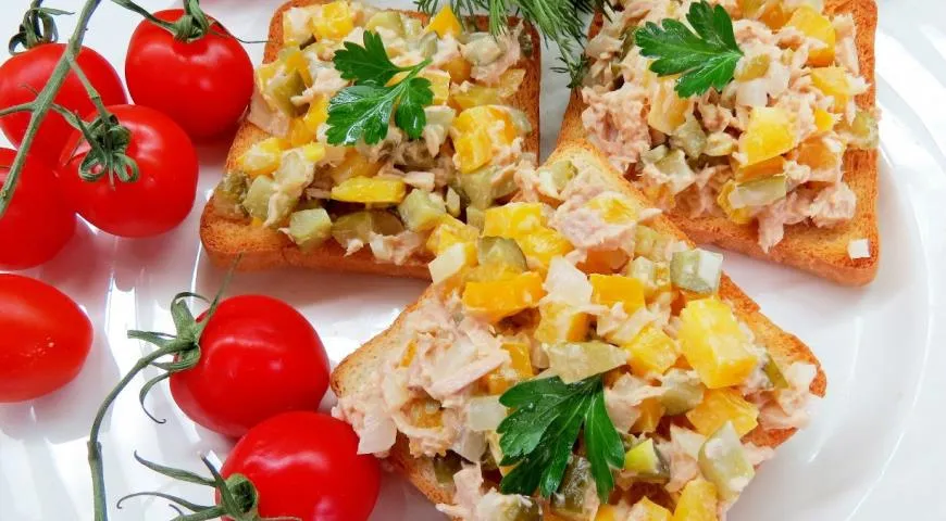 Тосты с тунцом