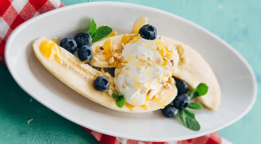 Банана-сплит с йогуртом и джемом (Фото Shutterstock)