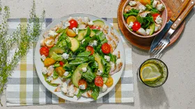 Салат из индейки с авокадо, помидорами и голубым сыром