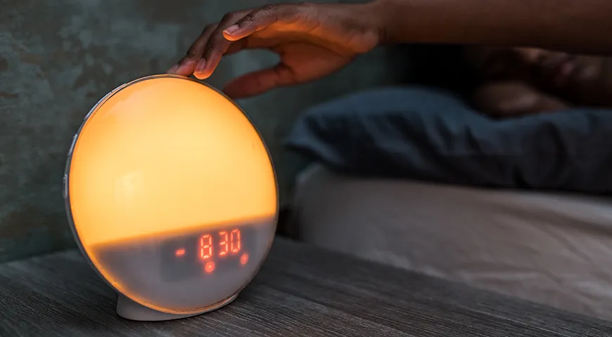 Необычный подарок коллеге-мужчине — многофункциональный световой будильник с имитацией рассвета и заката