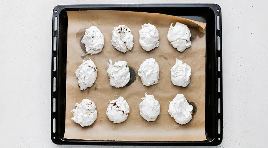 Безе с орехами и шоколадной крошкой