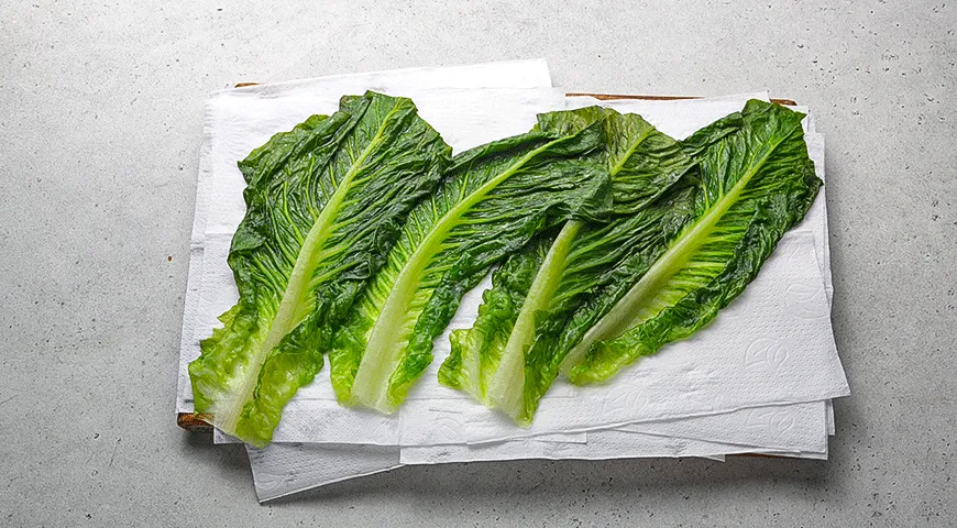 Салатные рулеты с индейкой, овощами и арахисом