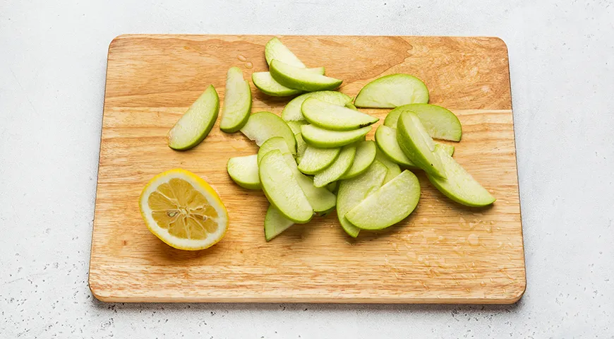 Яблочный рулет на сгущенном молоке