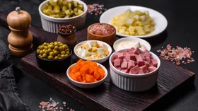 Завирусился необычный способ подачи оливье — попробуйте рулет на Новый год