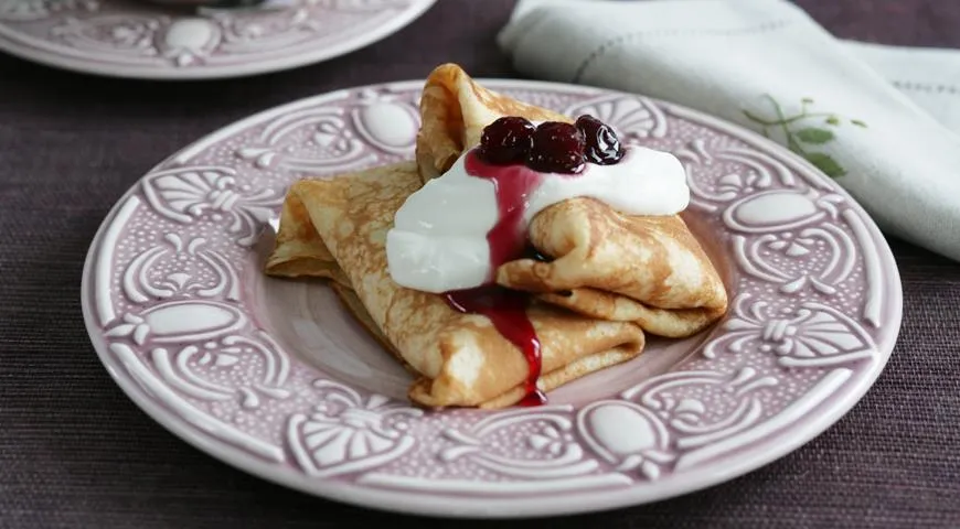 Блины с творогом, грецкими орехами и медом