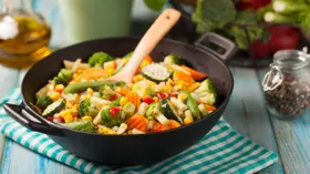 Овощи с соевым соусом: как приготовить салаты, блюда на сковороде и в духовке