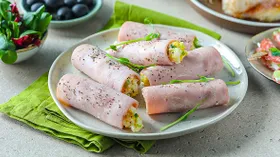 Рулетики из ветчины с яйцом и сыром