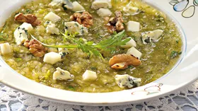 Грушевый суп с орехами и горгонзолой