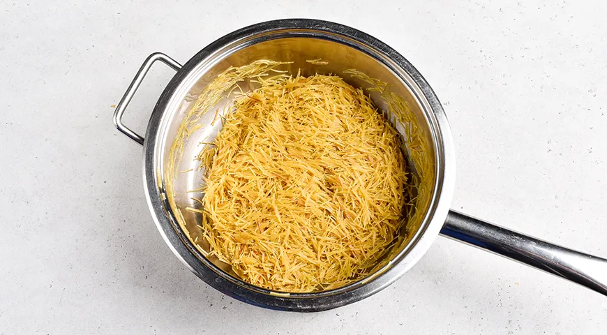 Жареная вермишель с яйцом