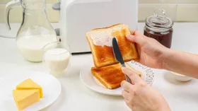 Как правильно намазывать тосты сливочным маслом: неочевидный лайфхак от известной телеведущей