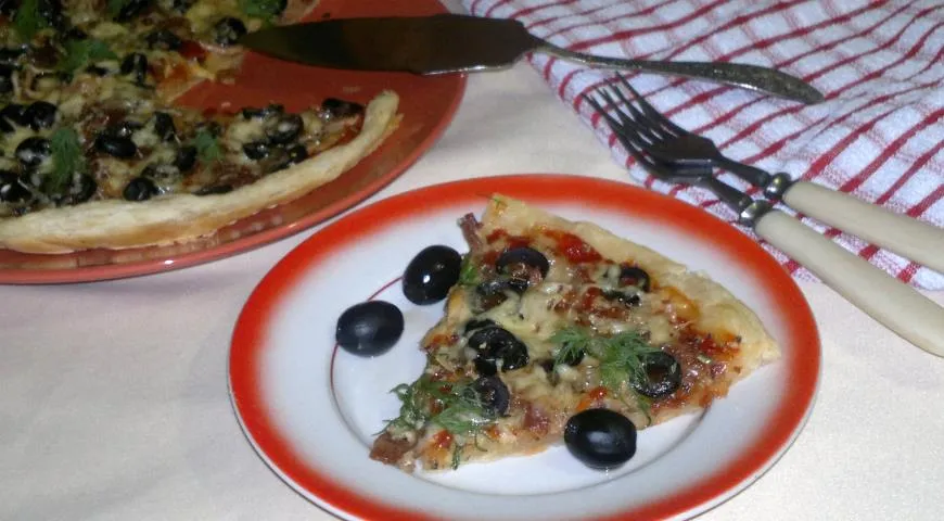 Пицца с оливками и беконом