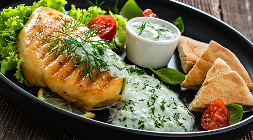 Дзадзики чаще всего используют как соус к овощам, мясу, птице и рыбе