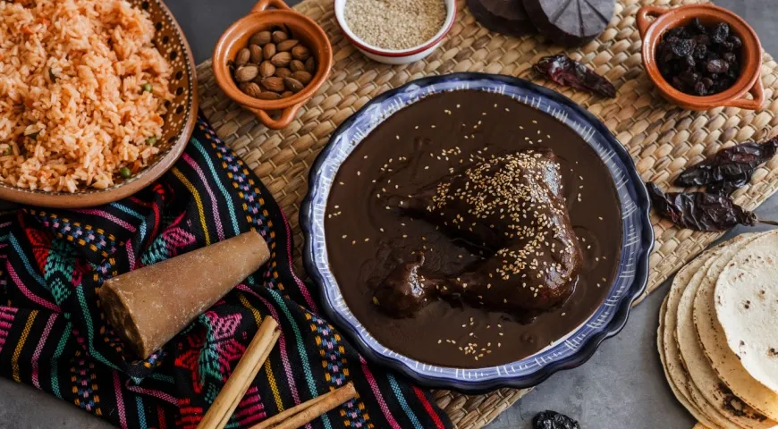 Курица с соусом моле поблано