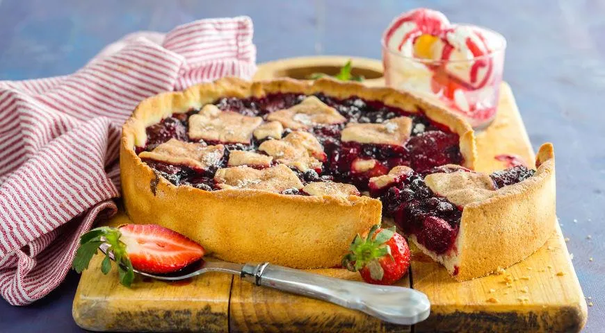 Песочный пирог с ягодами