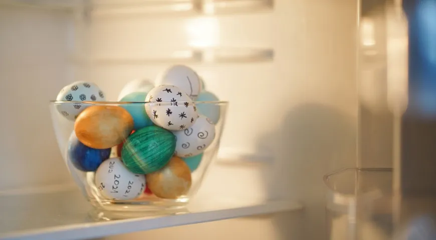Крашение яйца храните в холодильнике, обязательно следите, чтобы они оставались сухими