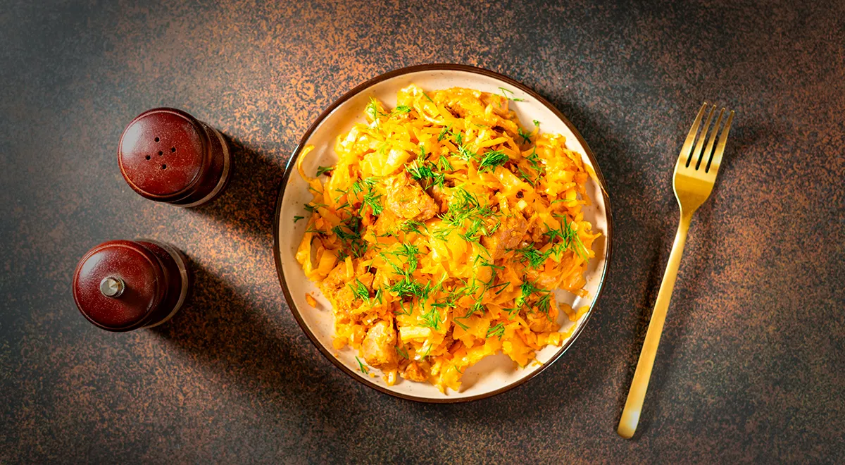 Тушеная капуста с индейкой