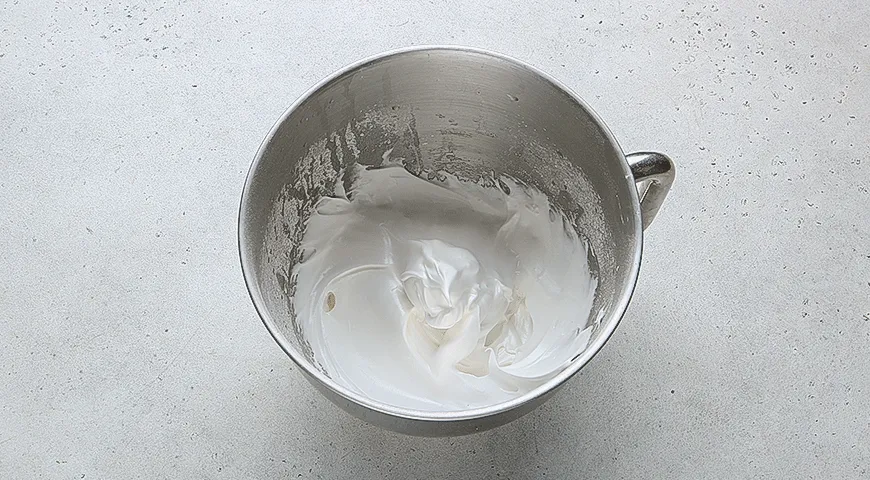 Яблочная шарлотка с меренговой шапочкой