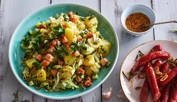 Сытный картофельный салат с беконом и айсбергом