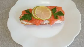 Бутерброды с солёной форелью