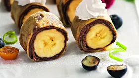 Блинные роллы с бананами и шоколадно-ореховой пастой 
