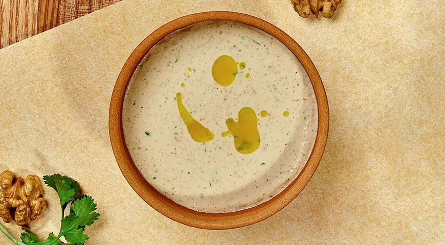 Баже — чесночный соус с орехами и семечками, очень популярный в Закавказье и на Ближнем Востоке