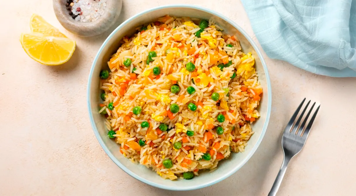 Жареный рис с яйцом и овощами