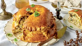 Как приготовить пирог курник, показывает шеф-повар