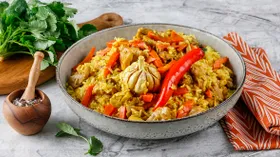 Рассыпчатый плов с курицей на сковороде