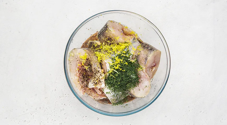 Судак с луком на сковороде