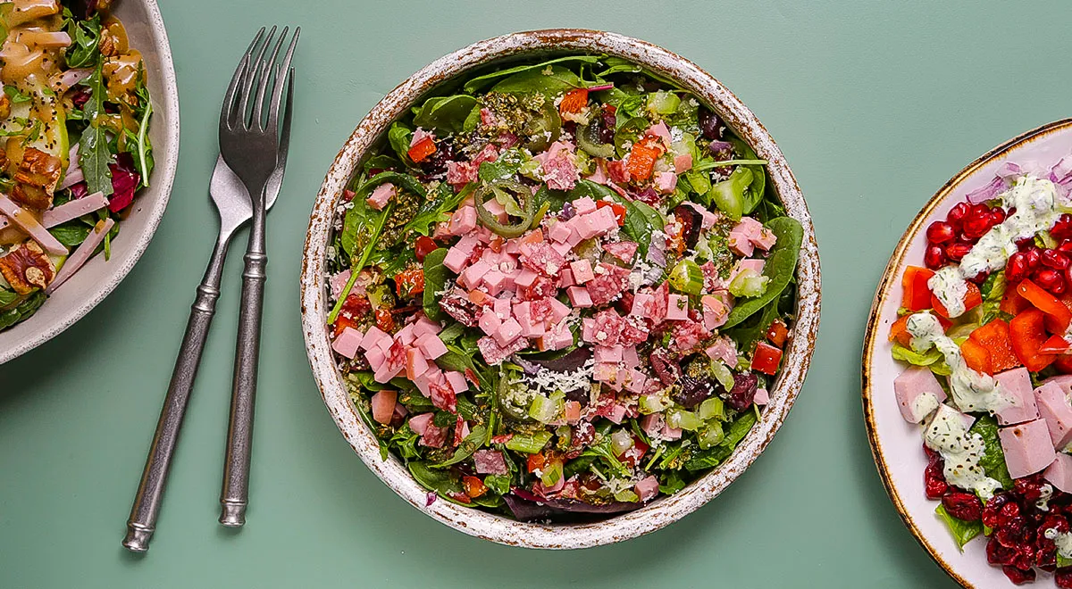 Салат из ассорти колбас с оливками и маринованным перцем