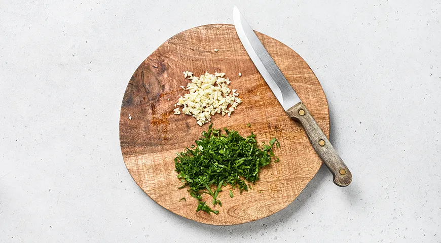 Жаренные на сливочном масле креветки с чесноком