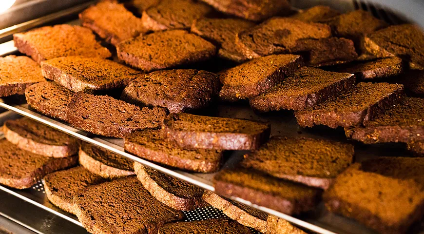 Хлеб на противне рекомендуется раскладывать в один слой. Не стоит перегружать его, чтобы воздух свободно циркулировал