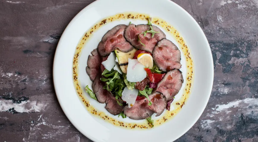 Салат с ростбифом