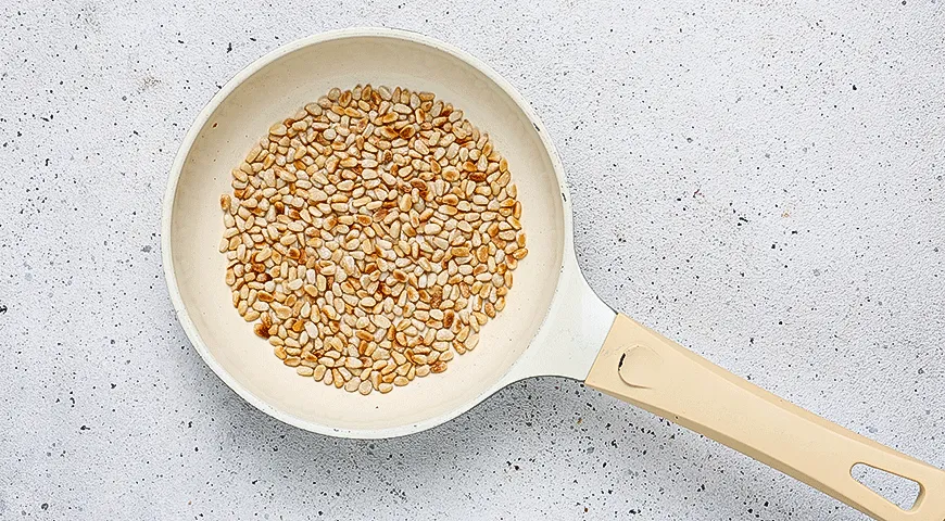 Салат с пастой и песто