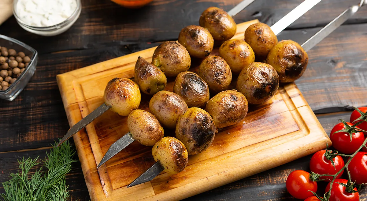 Рецепт молодого картофеля в мундире на шпажках