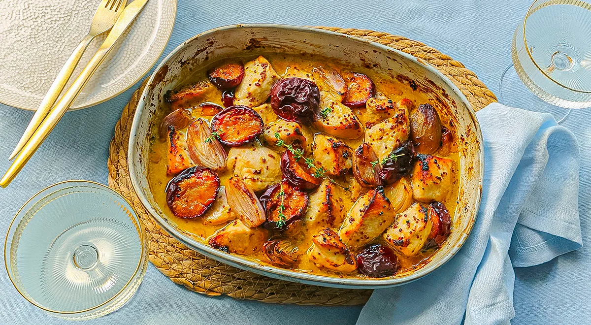 Индейка, запеченная со сливами и шалотом