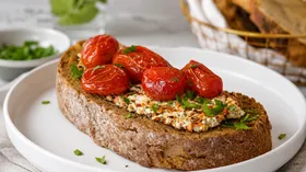 Брускетты с пряным сыром и томатами