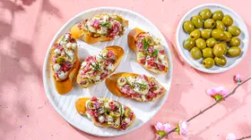 Кростини с салями, сыром, оливками и артишоками