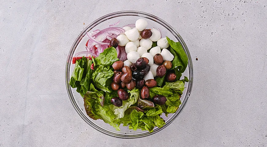 Итальянский салат с салями