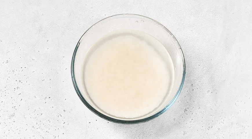 Куриные рулетики с плавленым сыром и зеленью на сковороде