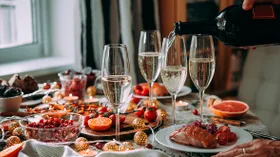 Сало, беляши и огурцы: эксперты назвали 6 самых неожиданных пар к шампанскому
