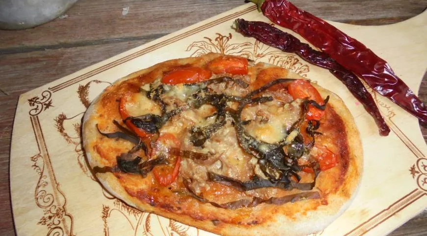 Пицца с тунцом, с морской капустой и пармезаном