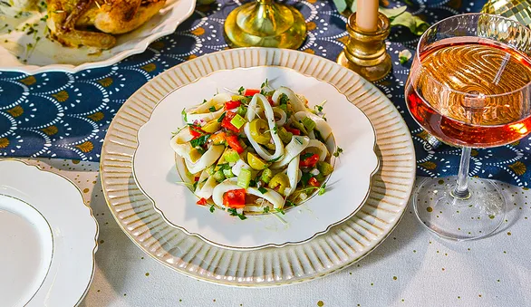 Салат из кальмаров с оливками и сельдереем