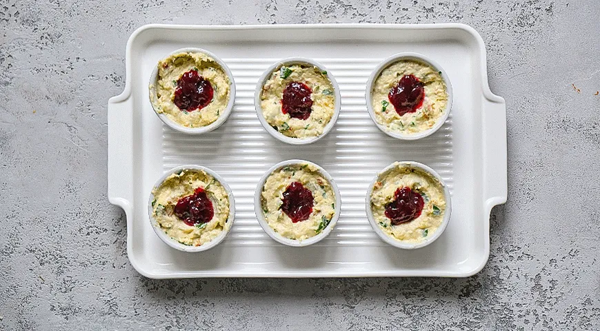 Скаффины с беконом, сыром и джемом